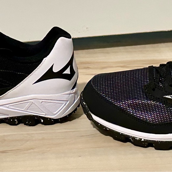 Mizuno Women’s Turf Softball Cleats. Size 12 - Picture 4 of 6